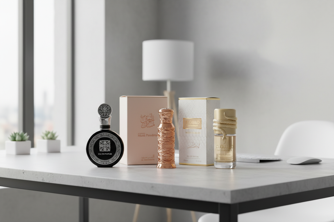 Flacon de parfum oriental dans un environnement de bureau