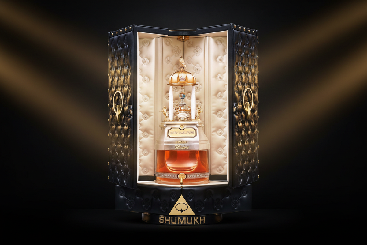 Flacon du parfum Shumukh présenté dans son écrin
